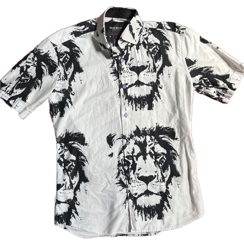 MACEOO WHITE AND BLACK LION PRINT SHORT SLEEVE BUTTON DOWN SHIRT